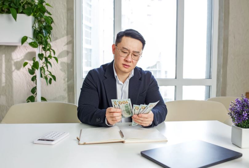 Naik Gaji atau Pindah Kerja: Keputusan Keuangan yang Sering Diremehkan